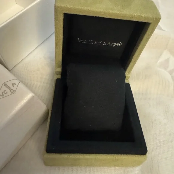 Van Cleef & Arpels 💯% Authentic luxury Green Velvety Jewelry or storage Box Set - Picture 3 of 8